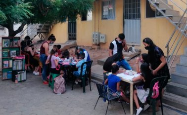 La calle se ha transformado en el salón para los niños de Buena Vista II, en Villa del Rosario, y cada tarde llegan allí para reforzar sus actividades curriculares, de la mano de tres jóvenes universitarias. Cortesía