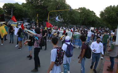 Los estudiantes se manifestaron de forma pacífica y por las calles de Cúcuta, en rechazo a la violencia en la región y el abuso policial. Juan Pablo Cohen / La Opinión