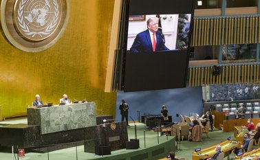Presidente de los Estados Unidos, Donald Trump (en la pantalla), mientras se dirige al debate general de la septuagésima quinta sesión de la Asamblea General de las Naciones Unidas. AFP