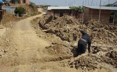 El programa Agua al Barrio del gobierno nacional permitirá que comunidades que se abastecen de agua mediante pilas públicas, puedan disfrutar de un servicio de agua potable y alcantarillado de manera permanente. Archivo / La Opinión