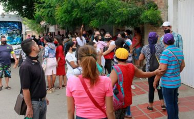 La falsa convocatoria mencionaba que las primeras 1.000 personas en llegar serían beneficiarias de un subsidio y dos mercados. Alfredo Estévez