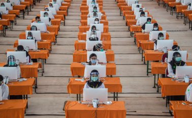 Ante la incontrolable propagación, las autoridades de salud insisten en la necesidad de mantener la distancia social. AFP