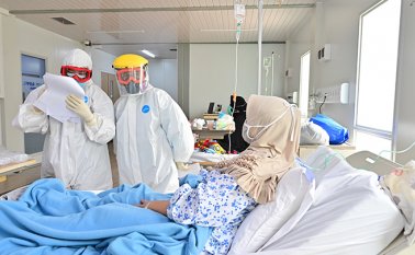 El especialista en pulmones Wahyuningsih y la doctora Devita Rere, visitan a un paciente en el hospital Pertamina Simprug designado para tratar a pacientes con coronavirus COVID-19. AFP