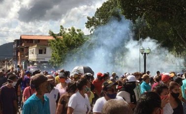 El país caribeño atraviesa la peor crisis con servicios colapsados. AFP