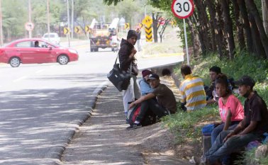 Migrantes caminantes. Alfredo Estévez
