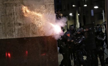 Analistas opinan que el Ejecutivo debería abandonar el discurso de la confrontación, porque, de lo contrario, se seguirá alejando de la ciudadanía. Colprensa