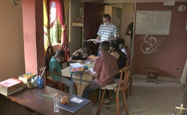 Con tapabocas de tela, unos 17 niños asisten diariamente al reducido espacio que la comunidad bautizó como la ‘Escuelita de Iris’. AFP