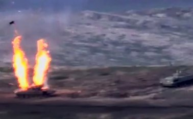 Una captura de imagen tomada de un video disponible en el sitio web oficial del Ministerio de Defensa armenio muestra la destrucción de vehículos militares durante los enfrentamientos entre separatistas armenios y Azerbaiyán.
AFP