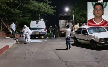 Miembros de la Brigada Interinstitucional de Homicidios practicaron la inspección del cadáver. Cristian herrera / La Opinión