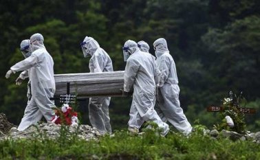 La Organización Mundial de la Salud teme que la pandemia provoque dos millones de muertes si el mundo no se moviliza con firmeza, y aumenta los llamados de una repartición equitativa de futuras vacunas. Archivo