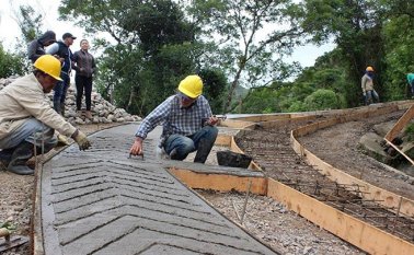 Los proyectos van encaminados a la construcción de escenarios deportivos, salones de juntas comunales, placas huellas, entre otros. Archivo / La Opinión