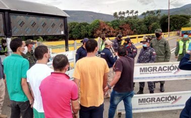 Presuntamente, los hombres, entregados a las autoridades venezolanas, estaban presos por tráfico de estupefacientes, asociación para delinquir, robo agravado y fuga de detenidos. Migración Colombia