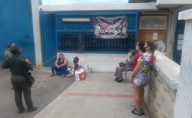 Algunas de las detenidas soportan la espera en el andén del Inpec. Cortesía