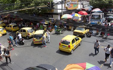 Uno de los graves problemas de movilidad lo representan los tiempos de espera en los semáforos, lo que genera enormes atascos vehiculares.  Alfredo Estévez / La Opinión