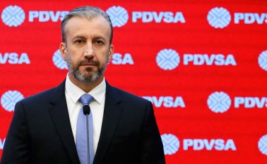 El ministro de Petróleo de Venezuela, Tareck El Aissami, dio a conocer el nuevo plan para distribuir gasolina según los números de matrícula de los vehículos, una medida en respuesta. a la severa escasez de combustible en el país caribeño. AFP
