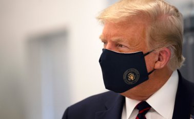 Trump, de 74 años, dijo en un tuit el jueves por la noche que dio positivo, al igual que su esposa Melania, y que iba a entrar en cuarentena. AFP