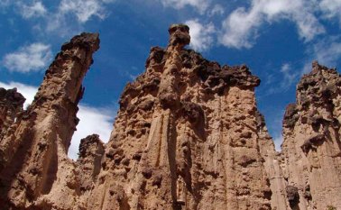 Las estructuras geomorfológicas abundan en Los Estoraques. Cortesía