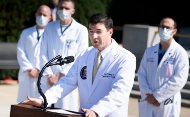 Sean Conley, médico del presidente de los Estados Unidos, Donald Trump, ofrece una actualización sobre la salud del presidente mientras recibe tratamiento por una infección por COVID-19. AFP