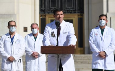 El médico de la Casa Blanca, Sean Conley, dijo que en las últimas 24 horas Trump ha seguido mejorando y cumplía las condiciones para ser dado de alta. AFP