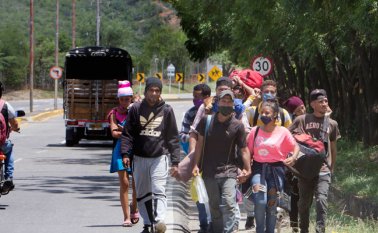Por el anillo vial oriental de Cúcuta comienzan la travesía los caminantes venezolanos. Luis Alfredo Estévez