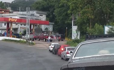 Largas filas para tanquear en Venezuela. Cortesía