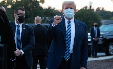 Trump , de 74 años, afirmó que el tratamiento que recibió “es una cura”. AFP