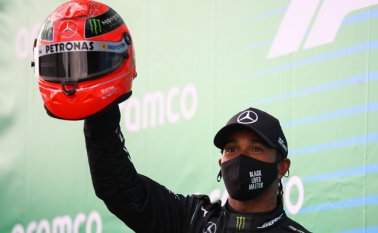 Mick Schumacher, hijo de Schumacher, ofreció a Lewis Hamilton un casco de su padre antes de que el británico subiera al podio. AFP