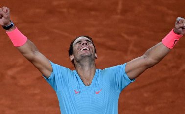 En 2 horas y 41 minutos el español desarmó al serbio para ampliar su récord de trofeos en la capital francesa. AFP