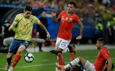 James Rodríguez marcó en los dos últimos juegos de Eliminatorias entre estas dos selecciones en la capital chilena,. Archivo