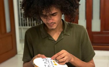 Kevin Bracamonte desarrolla sus habilidades de periodismo y tejido para conectarse con su entorno. Cortesía
