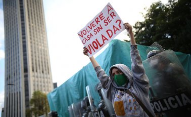 Las mujeres siguen expuestas, tanto a la violencia intrafamiliar, como la callejera. Colprensa