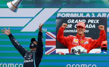 Lewis Hamilton es el claro favorito a ganar la temporada 2020, en el que sería su séptimo título mundial.En la foto pequeña, Michael Schumacher supo brillar con Benetton y Ferrari. AFP