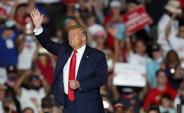 El presidente Donald Trump saluda a la multitud durante un evento de campaña en Sanford, Florida, este lunes. AFP