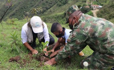 Los agricultores asumieron el compromiso de cuidar los árboles. Cortesía