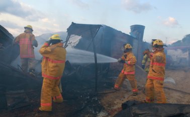 El Cuerpo de Bomberos de Los Patios atendió la emergencia con al menos diez voluntarios. Juan Pablo Cohen