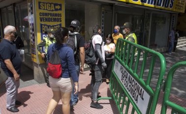 La Alcaldía instaló, meses atrás, vallas en inmediaciones del Parque Santander para que personas no accedieran al sitio sin un control y así evitar la propagación de la COVID-19. Foto Archivo La Opinión