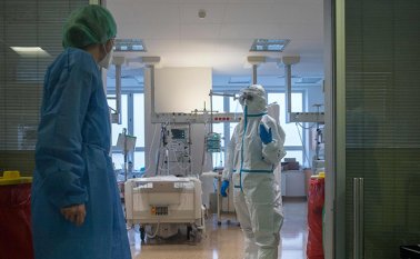 Por protocolos médicos, los pacientes COVID, internados en centros hospitalarios, son aislados de sus familias para evitar nuevos contagios. No hay visitas. AFP