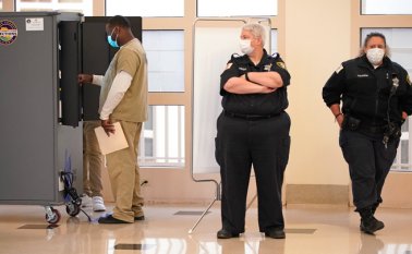 Un detenido de la cárcel del condado de Cook utiliza una pantalla táctil para emitir su sufragio, después de que se abrió un centro de votación en las instalaciones para la votación anticipada.
AFP