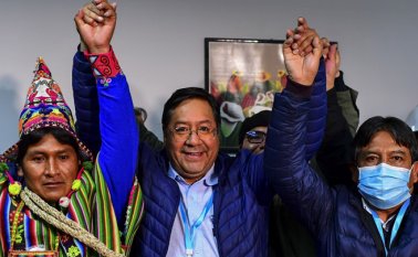 El candidato presidencial izquierdista de Bolivia Luis Arce (centro), del partido Movimiento por el Socialismo, celebra con su compañero de fórmula David Choquehuanca (derecha). AFP