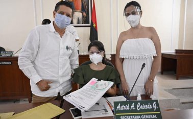 Los diputados Rafael Cáceres (izquierda) y Ruby Chacón (a la derecha) presentan el proyecto de ordenanza. Asamblea de Norte de Santander.