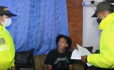 Denuncias de vecinos alertaron de comportamientos sospechosos del capturado con los niños y jóvenes de su unidad residencial. Colprensa