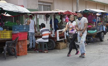 2.103 comparendos ha impuesto la Policía Nacional en Cúcuta a quienes no portan el tapabocas. Muchas personas creen que el virus ya no existe. Luis Alfredo Estévez/ La Opinión