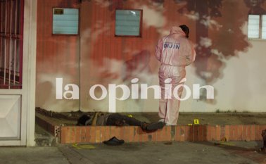 El cadáver de la víctima quedó tendido en un andén de la calle 23 con avenida 1, del barrio El Rosal. Cristian Herrera