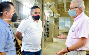 El alcalde Jairo Yáñez dialoga aquí con empresarios del calzado de Cúcuta sobre la nueva estrategia que está en marcha para fortalecer este sector. Cortesía/La Opinión
