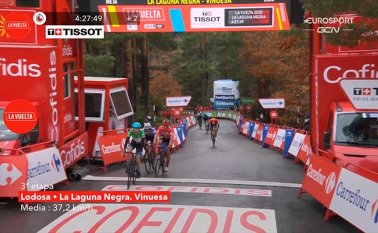 El corredor irlandés, Dan Martín, se impuso sobre el final al esloveno Primoz Roglic y al ecuatoriano Richard Carapaz. LaVuelta