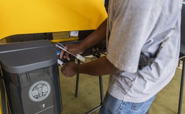 Se establece un centro de votación dentro del Dorothy Chandler Pavillon en el Music Center, el 22 de octubre de 2020, en el centro de Los Ángeles, California. AFP