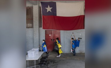 Chile adaptó a la realidad de la pandemia del coronavirus los lugares de votación, que a partir de las 08:00 de la mañana comenzarán a recibir a los electores. AFP