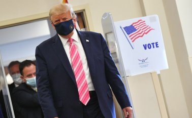 El presidente Donald Trump, quien busca su reelección, acudió a una biblioteca habilitada para votar en el estado al que cambió su residencia desde su natal Nueva York. AFP