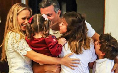 Leopoldo López saluda a su esposa Lilian Tintori y a sus hijos en su llegada a Madrid, España. Tomada de Instagram @leopoldolopezoficial