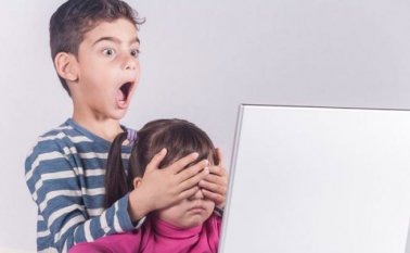 El Ministerio de Educación exige a los colegios dictar una cátedra sobre el buen uso del internet y las redes sociales. Internet